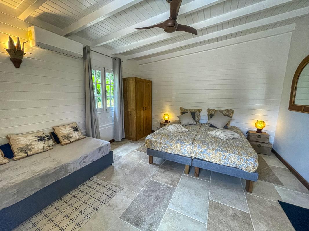 30. Location villa piscine proche plage Deshaies Guadeloupe_Chambre 1